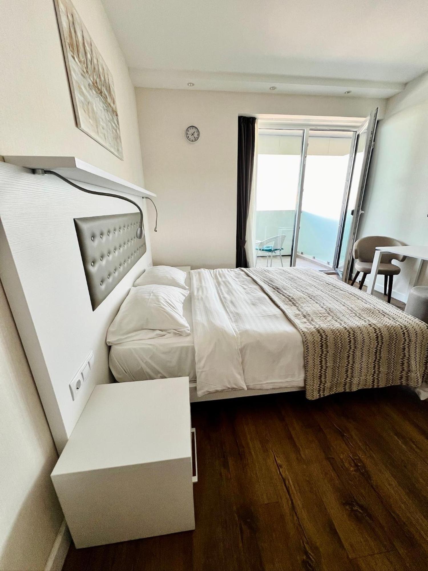 Mountain & Sea View At Alliance Apartment Batumi